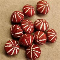 Røde ler perler med hvide striber til dit næste smykke projekt, 10 stk.